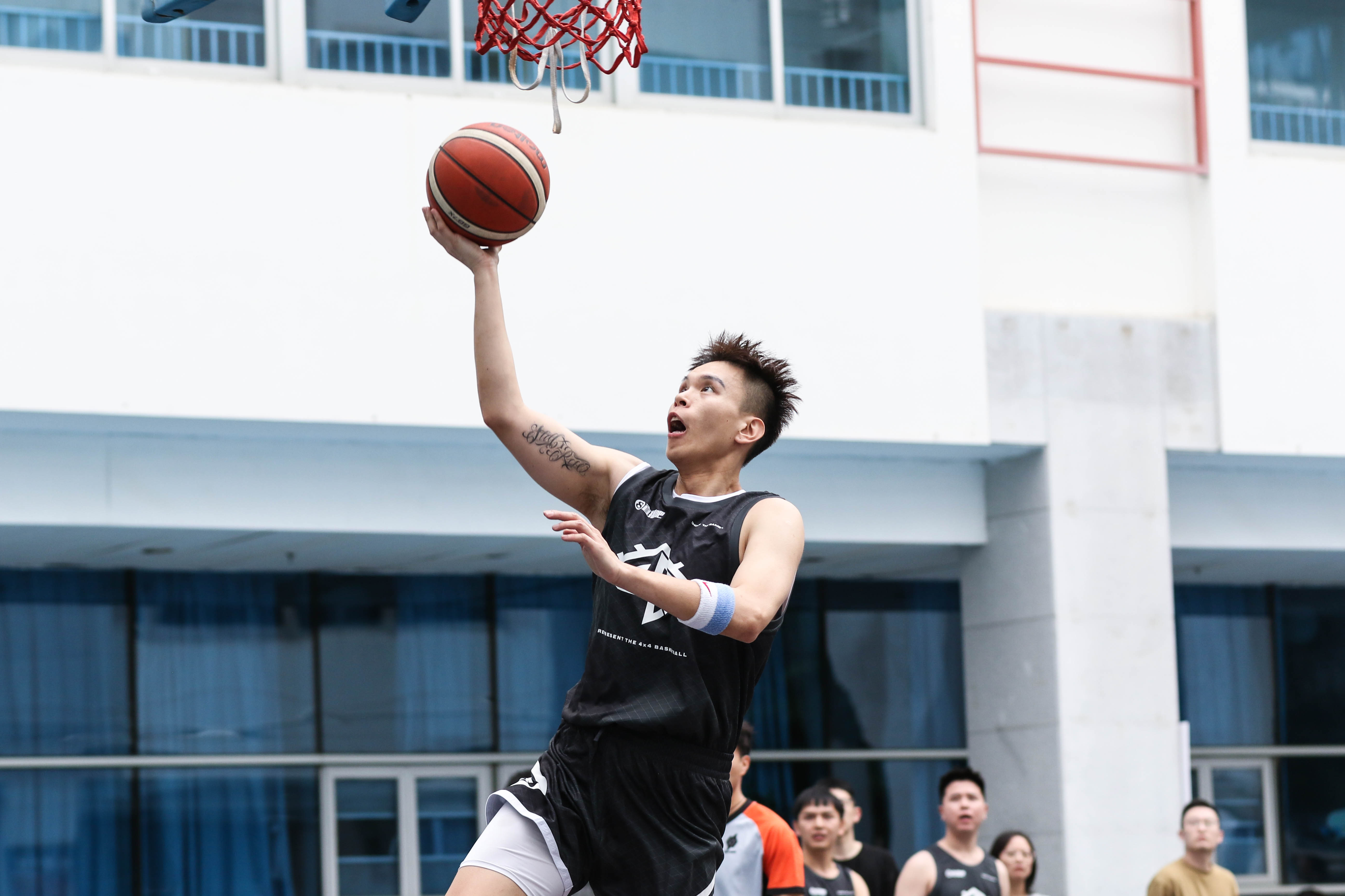 球迷为篮球赛事疯狂打call的简单介绍