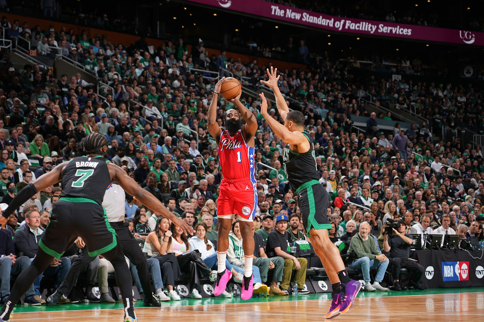 开云体育在线-包含步行者客场击败凯尔特人，迈尔斯-特纳强势发威的词条