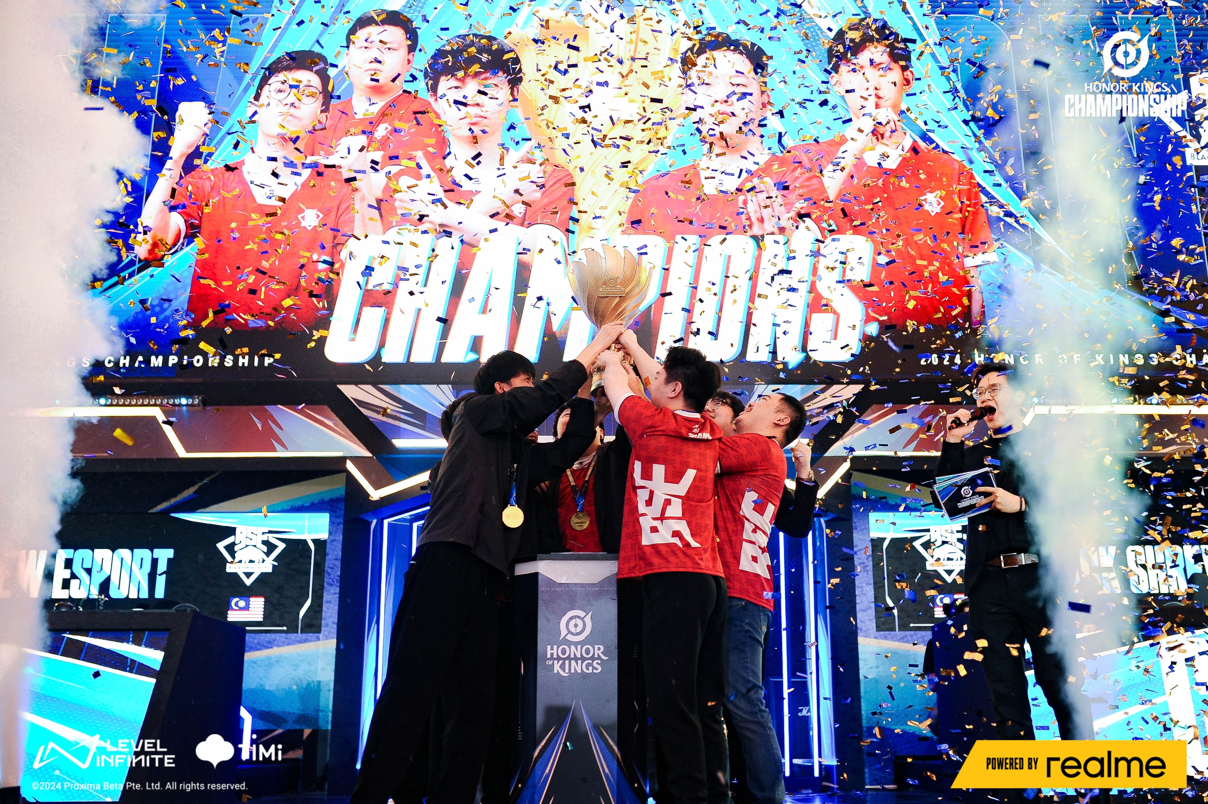 球队举行庆功宴，齐声庆贺赛季冠军