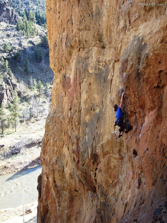 包含探寻极限：攀岩比赛中选手挑战高难度路线的词条